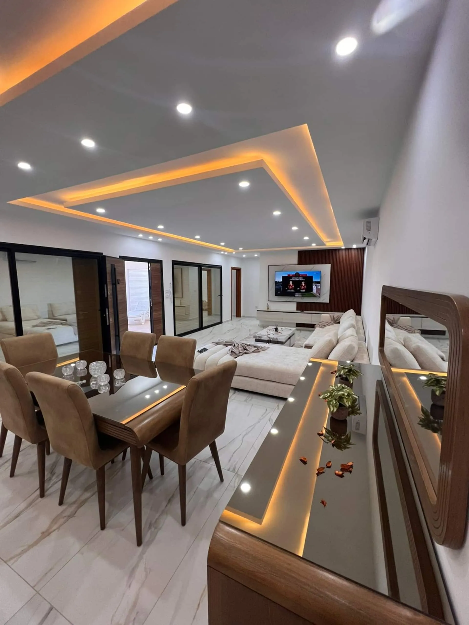 Piscine privée et façade contemporaine de la Villa Malaga à Midoun, Djerba