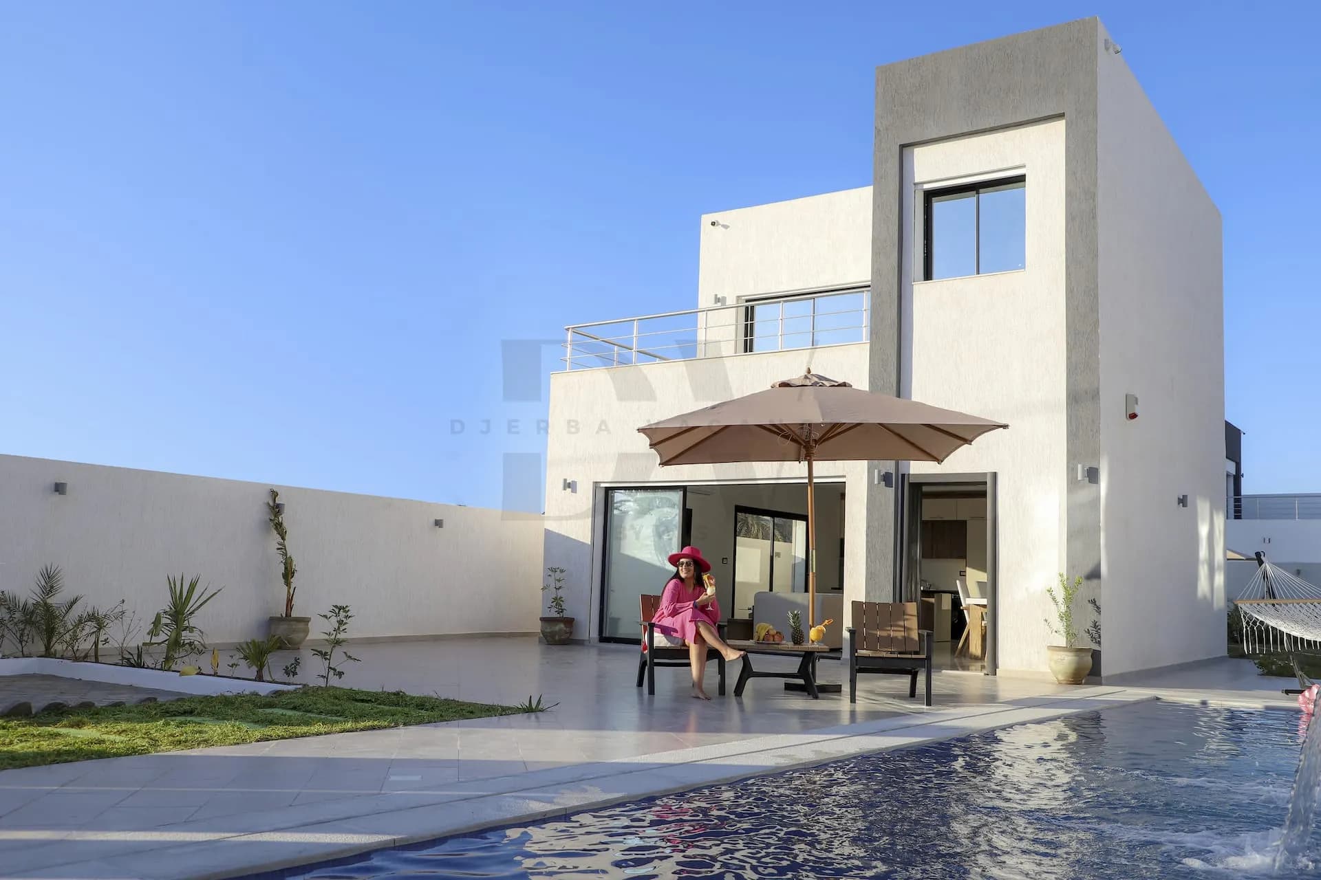 Piscine privée et terrasse de la Villa Miami à Taguermess, Djerba